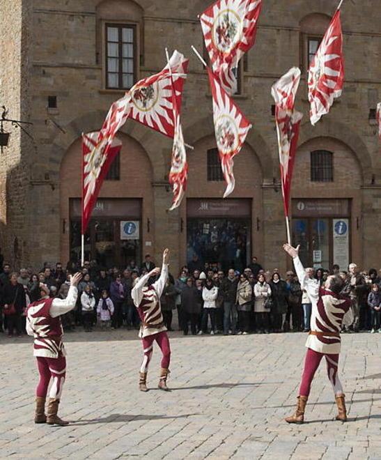 Sbandieratori in piazza per Pasquetta