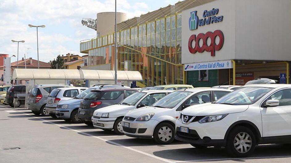 Ladri “gentili” nel parcheggio Coop