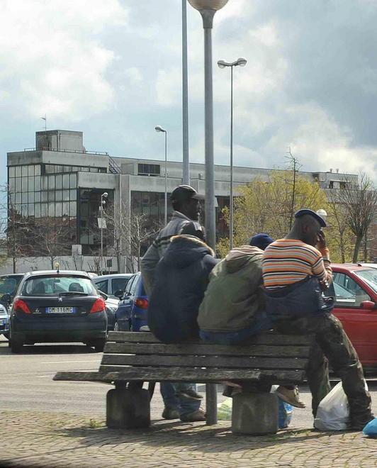 Cittadini diventano parcheggiatori 