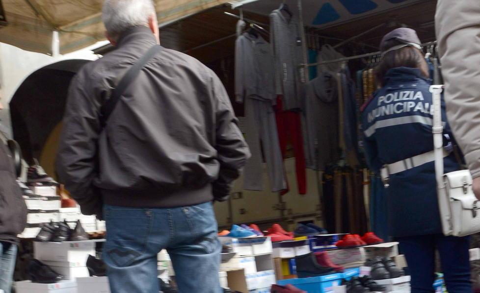 Fioccano i borseggi al mercato di Pasqua 