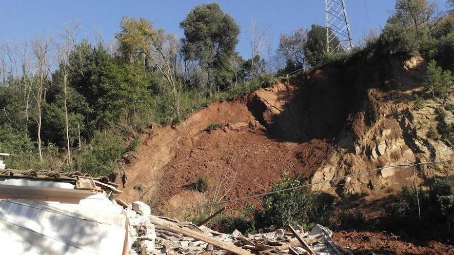 Nell’area colpita dalla frana si aspetta il nuovo traliccio