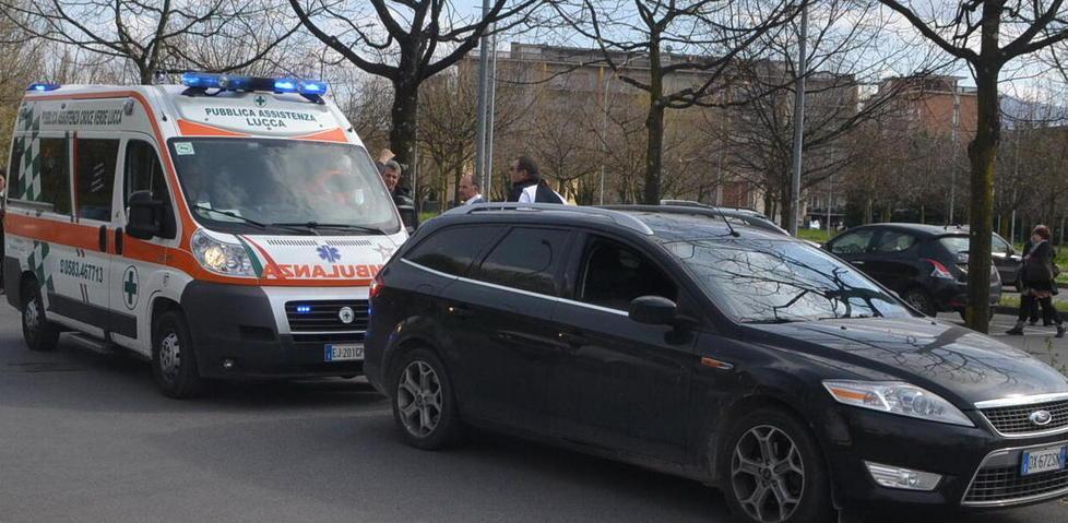 Investe un bimbo nel parcheggio 