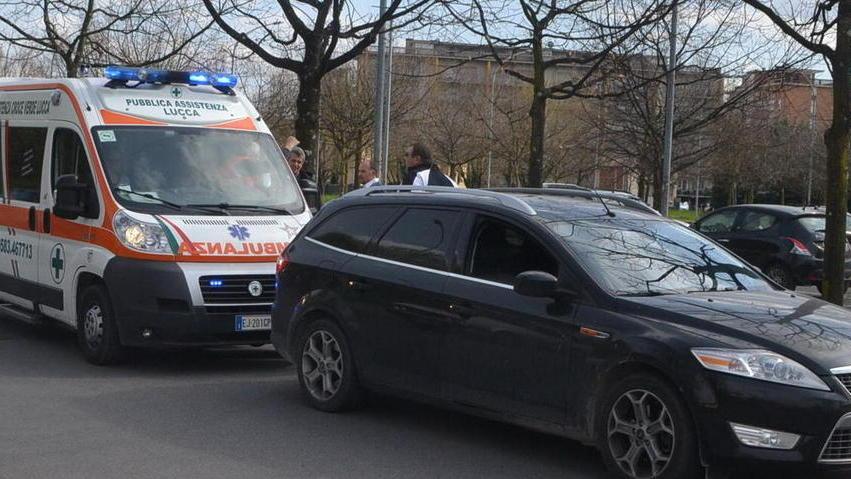Investe un bimbo nel parcheggio