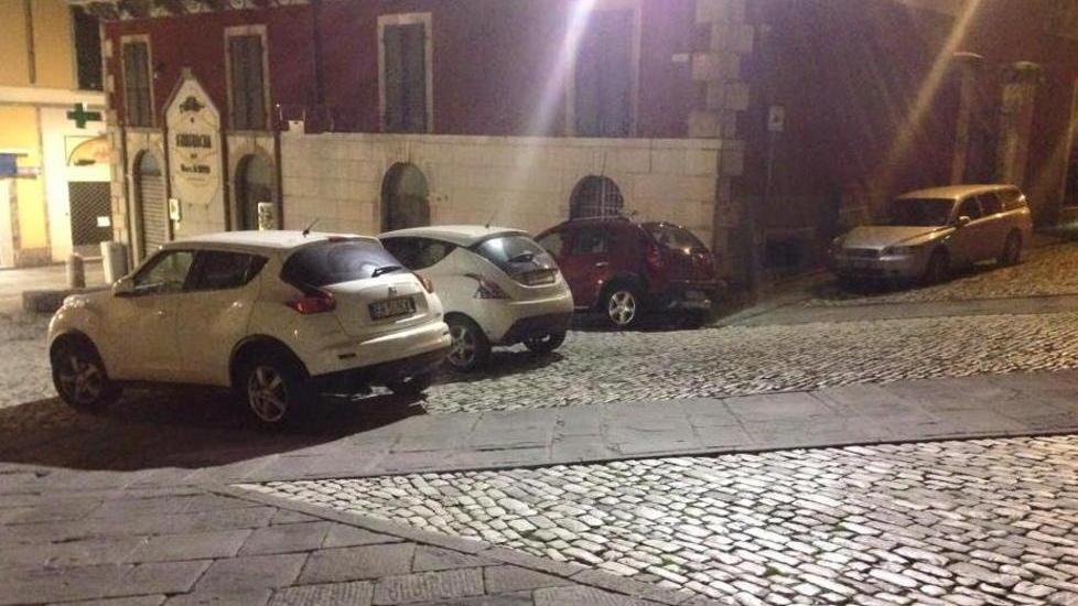 Auto in Piazza Accademia, polemiche
