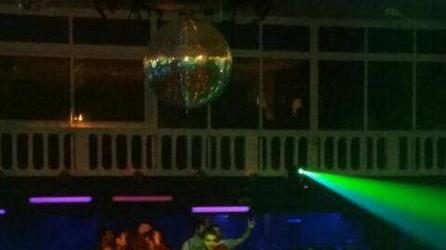 Faceva ballare nel resort senza licenza, denunciato