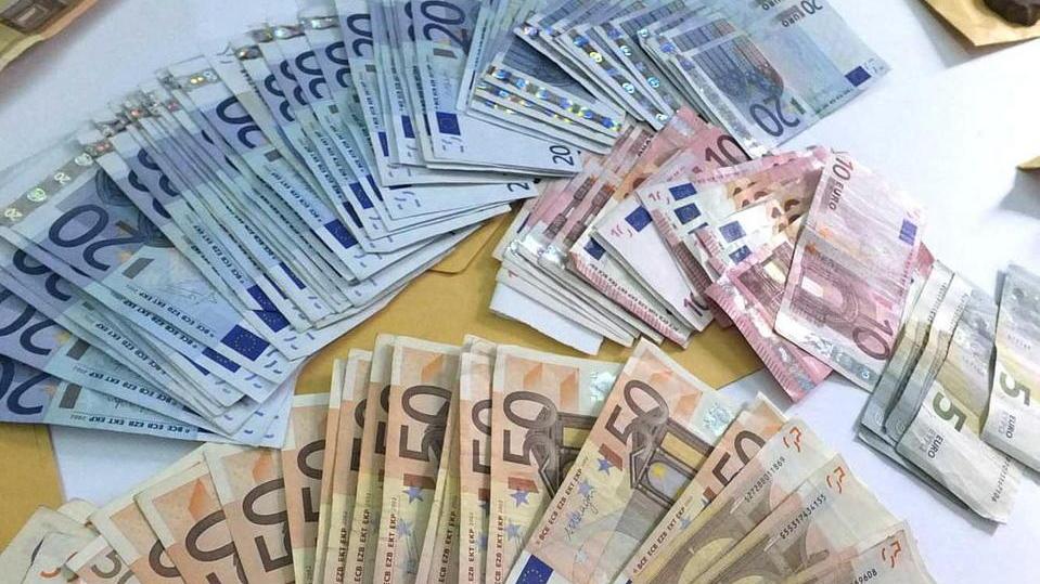 Intascava i soldi per le tasse dei clienti