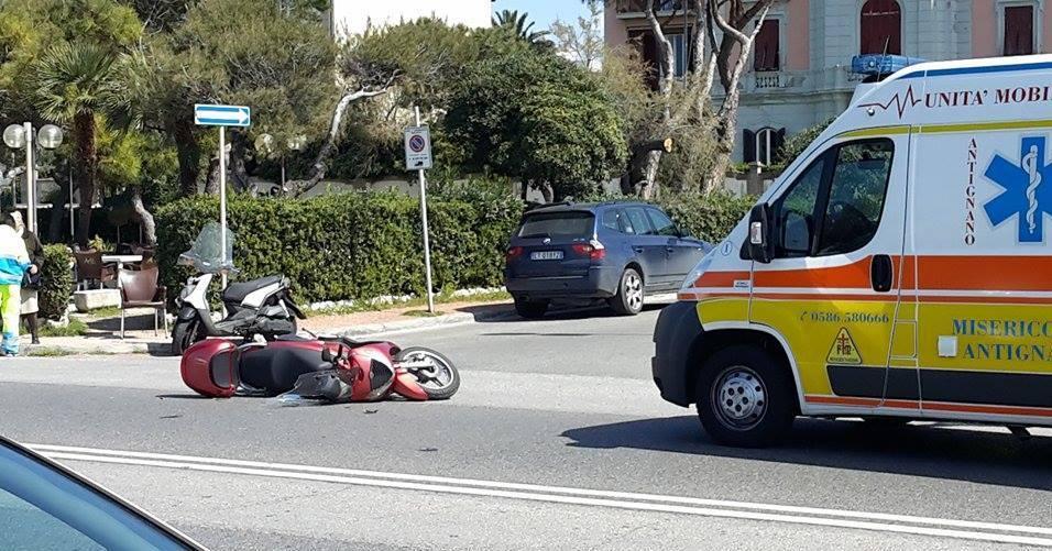 Scooterista ferito dopo lo scontro sul lungomare 