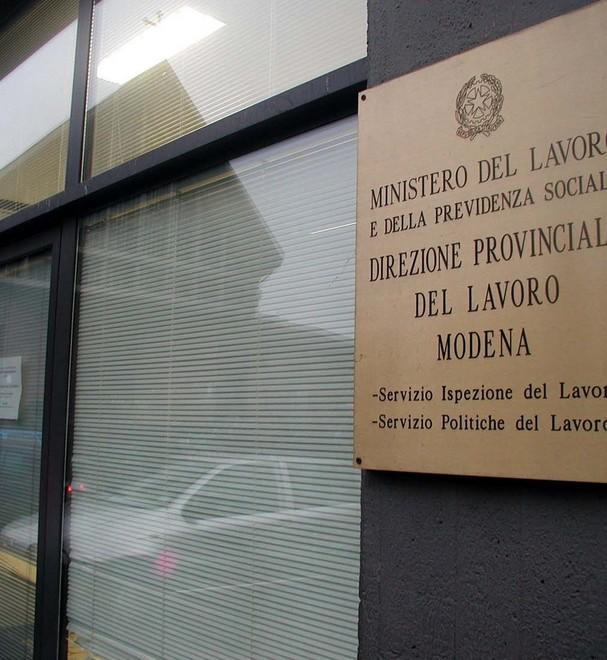 Lavorava in nero, chiede l’assunzione e perde la pensione 