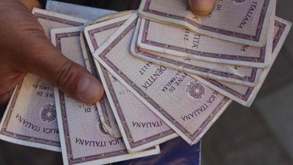 Carte nel cassonetto Bevilacqua assicura: «Indago io sul caso»