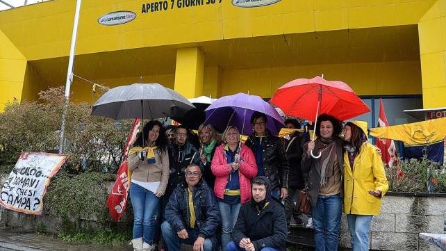 La protesta dei dipendenti del Mercatone Uno di Navacchio
