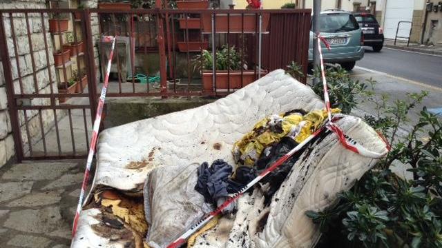 Il materasso andato a fuoco