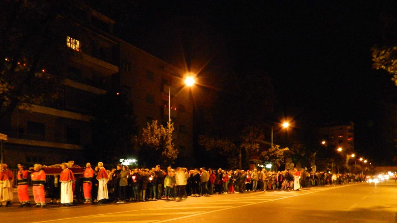 In duemila alla Via crucis ad Avenza