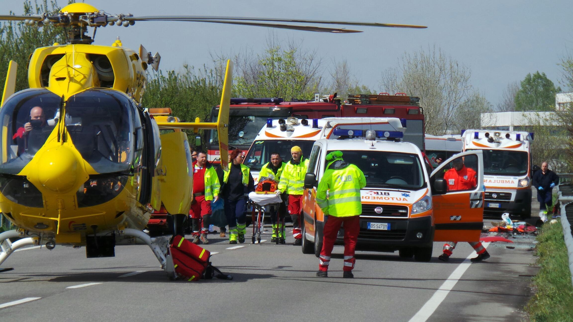 Schianto frontale tra due auto: quattro feriti e tangenziale chiusa