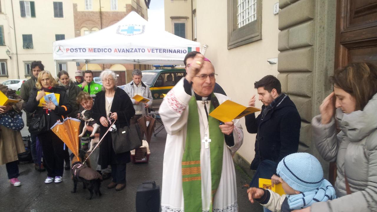 Il vescovo di Lucca Italo Castellani