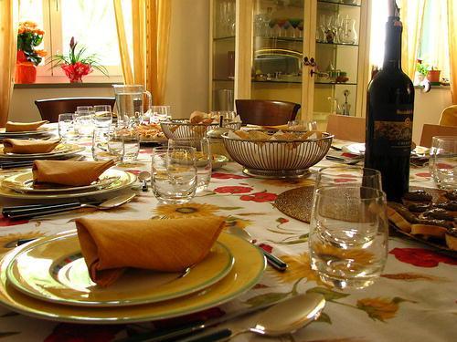 Una tavola pronta per il pranzo pasquale