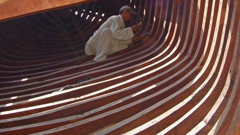 Il giudice li reintegra al lavoro, ma la ditta li mette in “cassa”: beffa per tre carpentieri