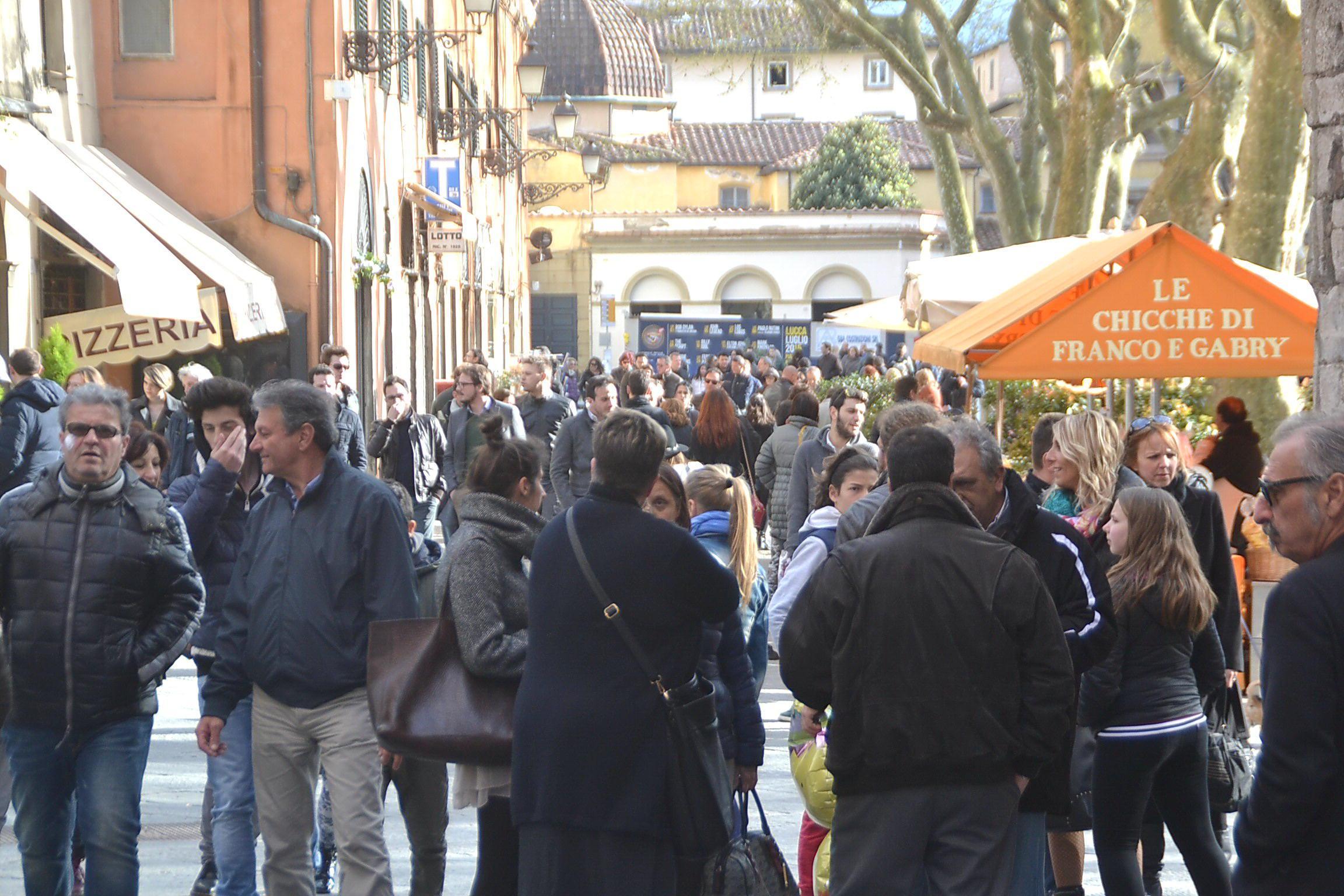 Turisti a Pasqua in piazza Napoleone