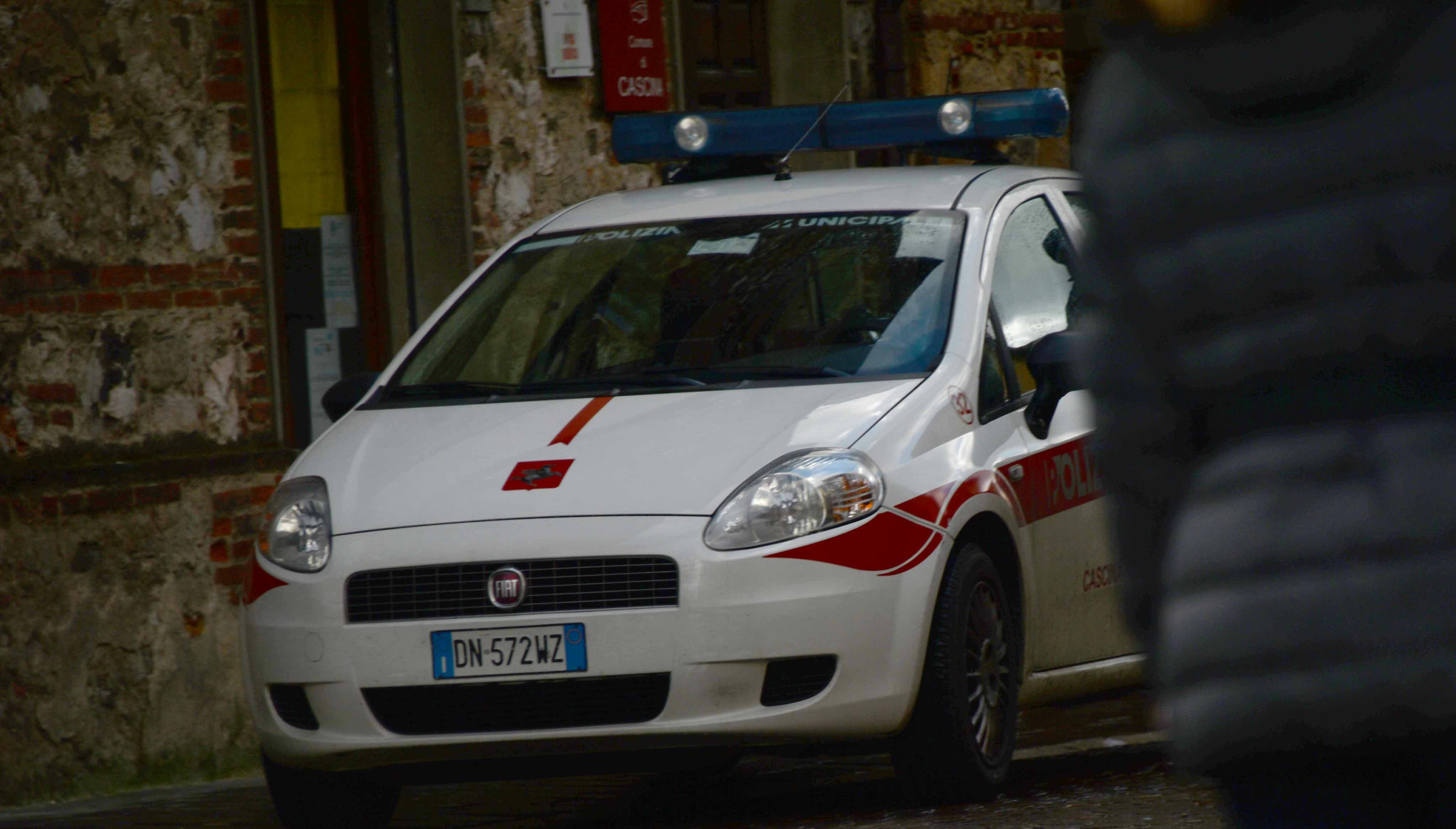 Inseguiti e arrestati dopo il furto su un'auto 