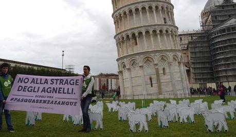 Cinquanta sagome di agnelli “liberate” vicino alla Torre 