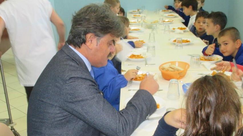 Diamo ai poveri il cibo avanzato dalle mense