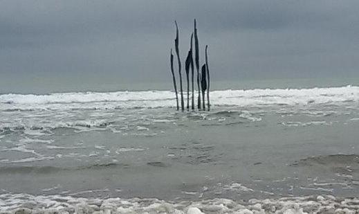 Una scultura di legno in mare per ricordare la tempesta
