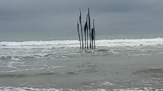 Una scultura di legno in mare per ricordare la tempesta