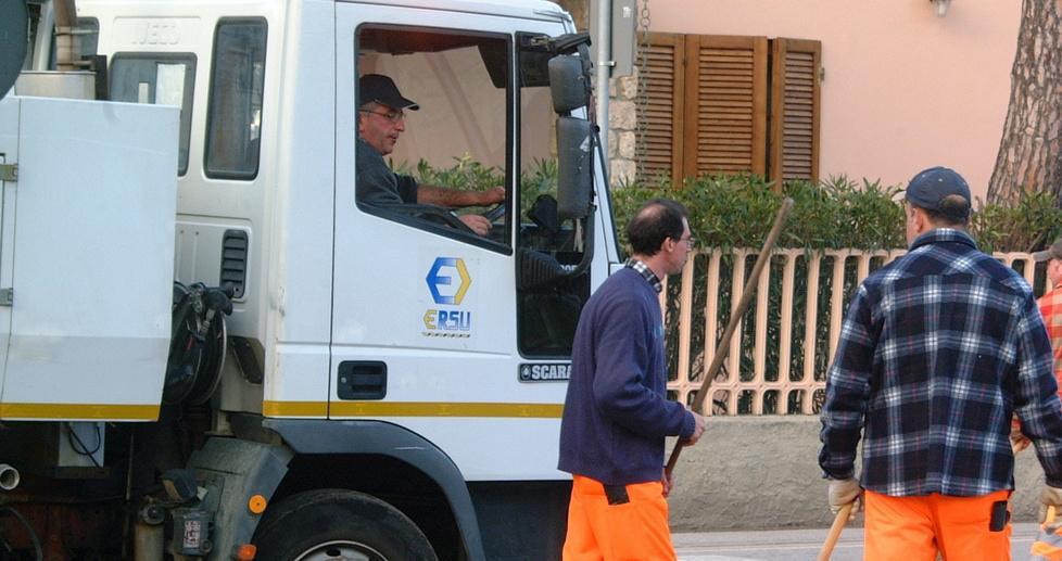 Lo «scandalo» dei mezzi affittati da Ersu 