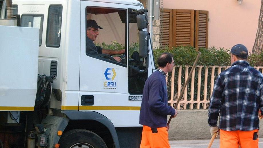 Lo «scandalo» dei mezzi affittati da Ersu