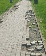 Nel viale di Fiorano i soliti noti rubano mattonelle 