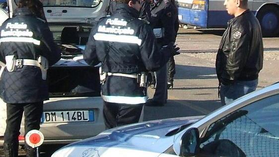 Droga nel parcheggio, arresto e denuncia