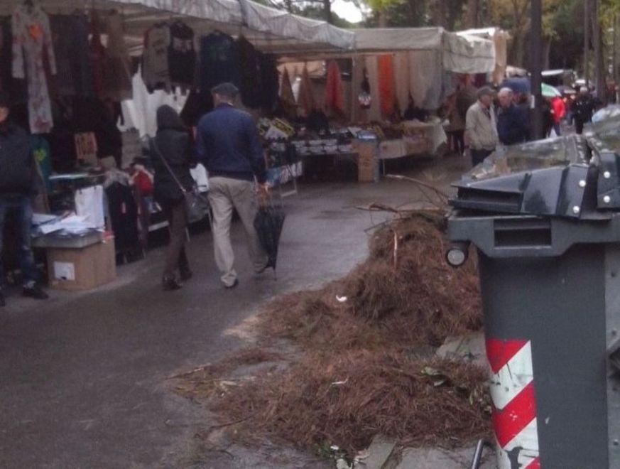 Altre proteste ai Lidi «Abituati a buttare di tutto nelle strade»