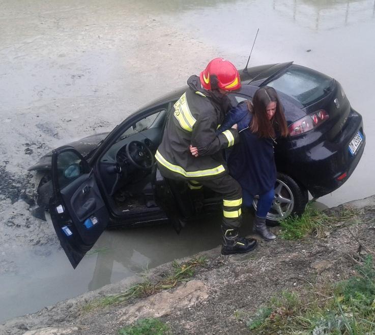 Auto sbanda e cade nel canale coppia salvata dai pompieri