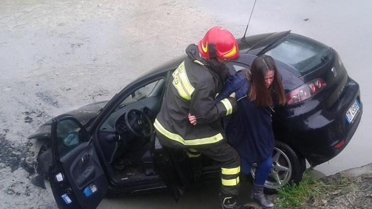 Auto sbanda e cade nel canale coppia salvata dai pompieri