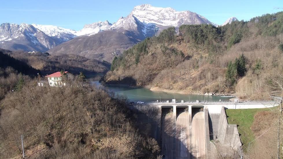 La diga e il lago di Gramolazzo così come appaiono dalla strada provinciale