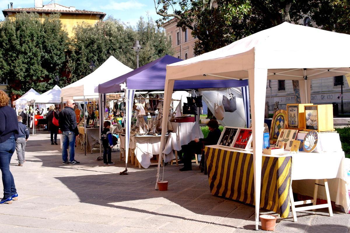 Un mercatino in piazza Dante (foto d'archivio)