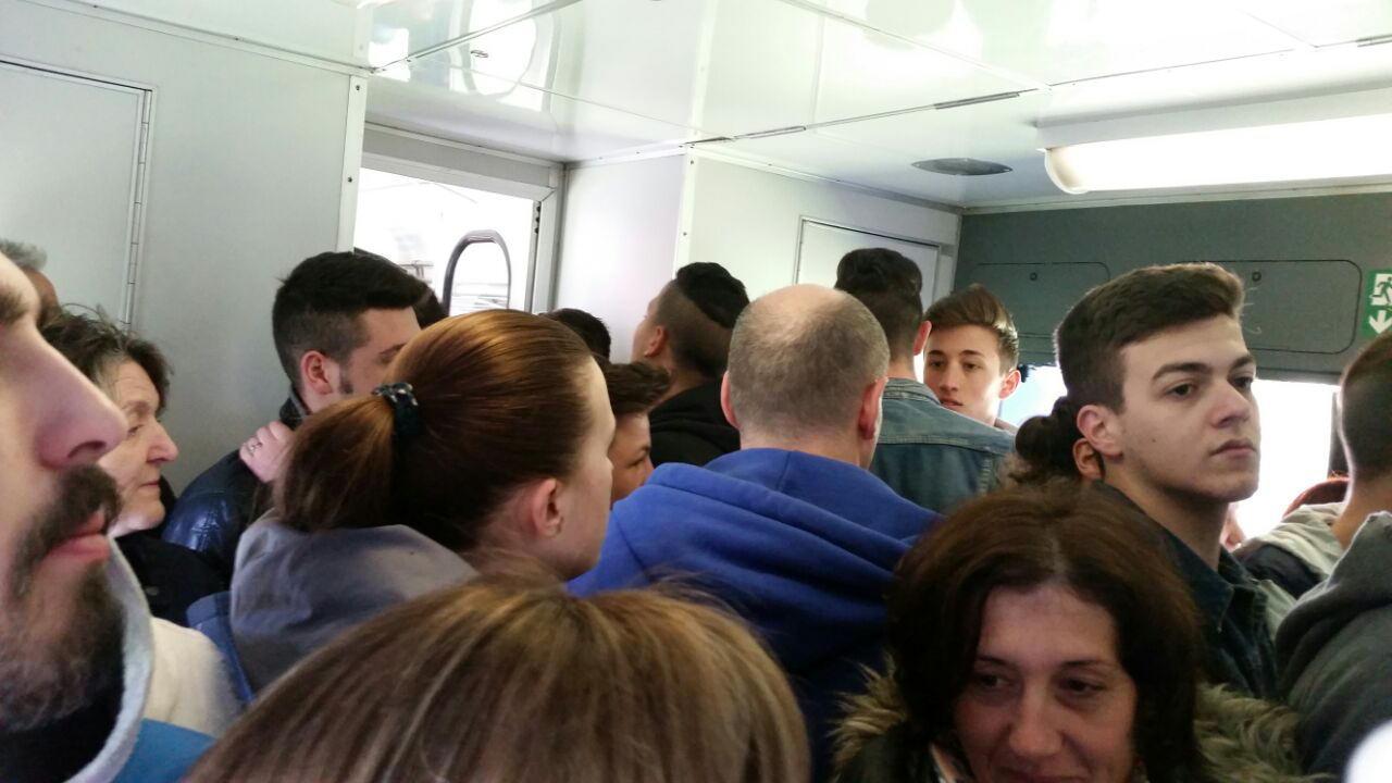 Passeggeri stretti come sardine sul treno Aulla-Lucca