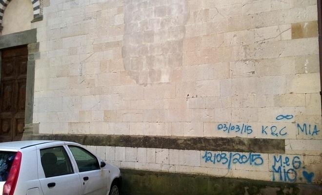 Scritte spray sulle mura della chiesa medievale di Sant'Andrea 