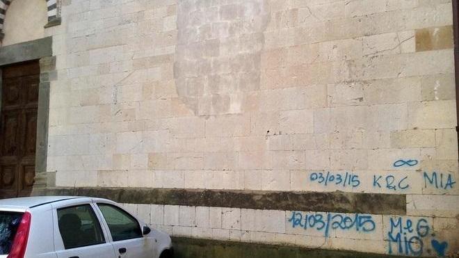 Scritte spray sulle mura della chiesa medievale di Sant'Andrea