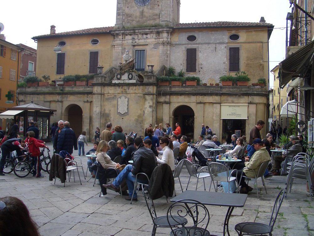 Piazza Eroe dei due mondi a Orbetello