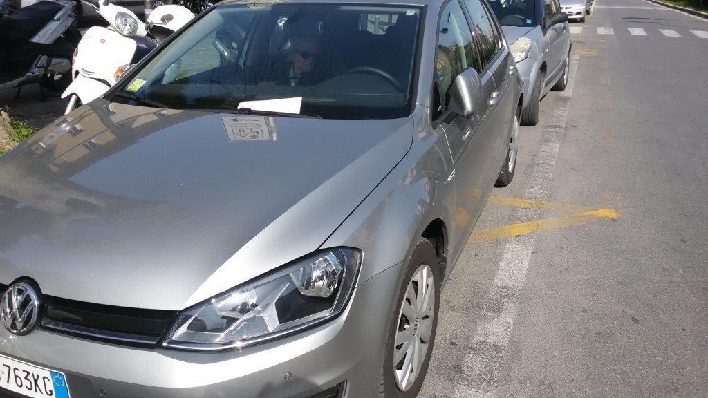 L'auto multata sul viale Alfieri 
