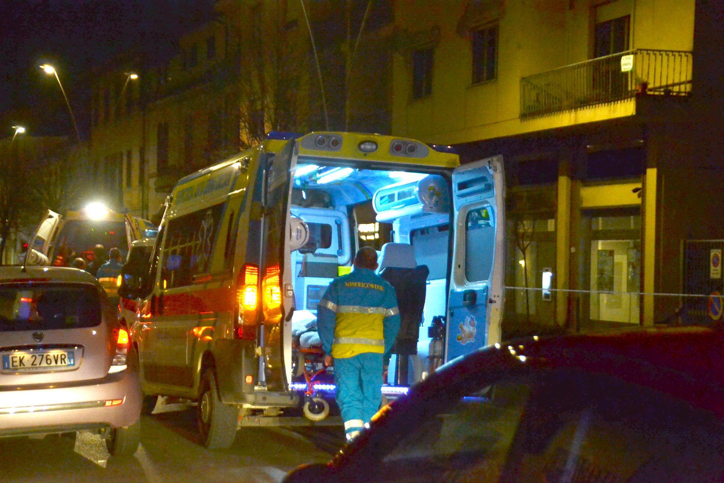 Studente gravissimo nell'auto contro un albero