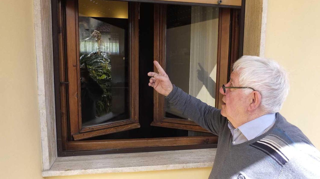 Angiolo Cioncolini indica la finestra dalla quale sono passati i ladri