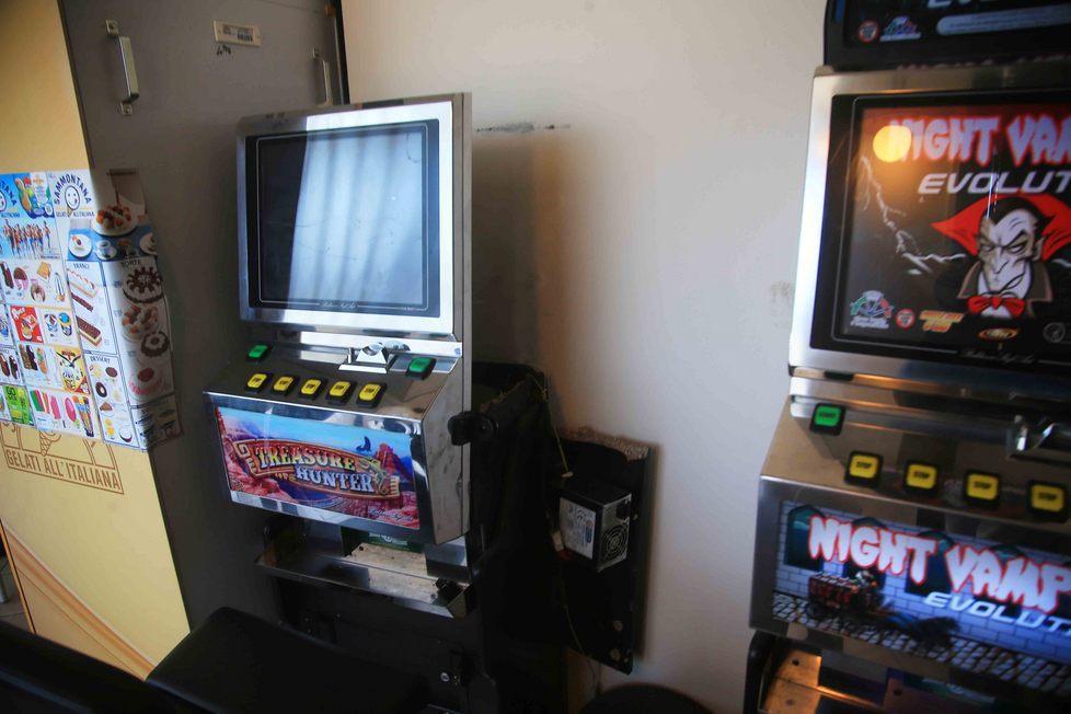 Auto ariete contro il bar Cappuccini 