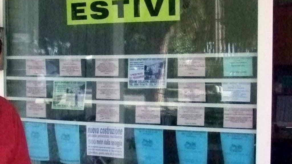 Cartelli in una agenzia immobiliare