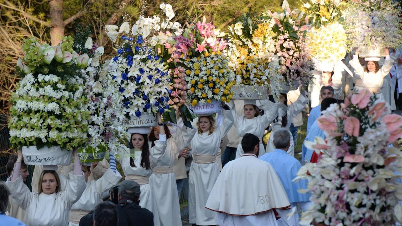Un momento della processione delle paniere (foto Franco Silvi)