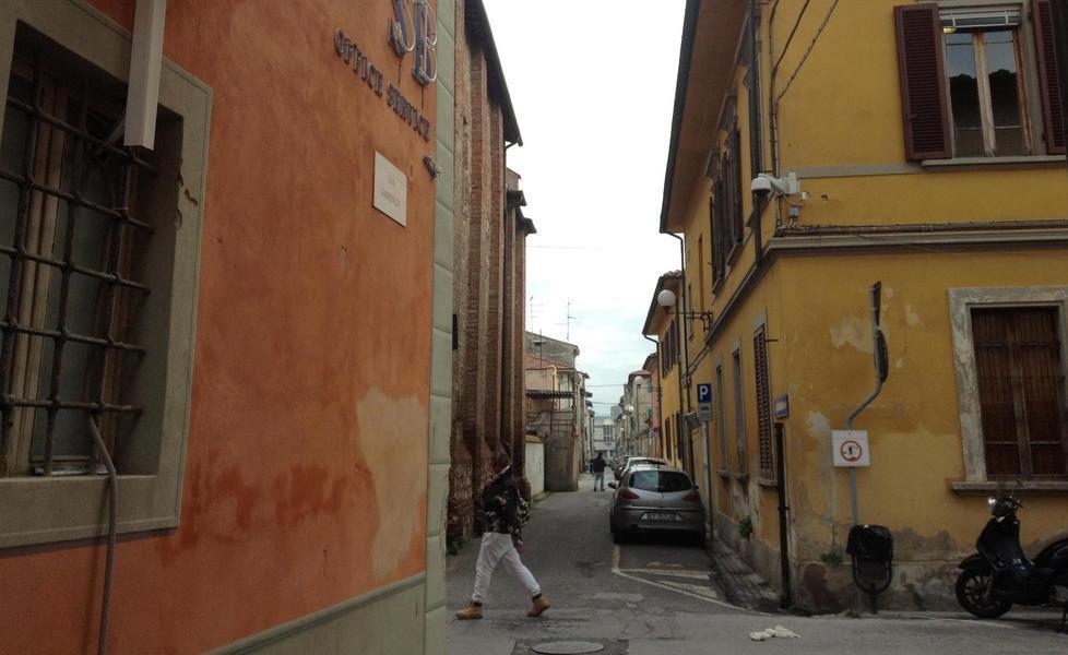 Il varco elettronico in via Garibaldi a Cascina