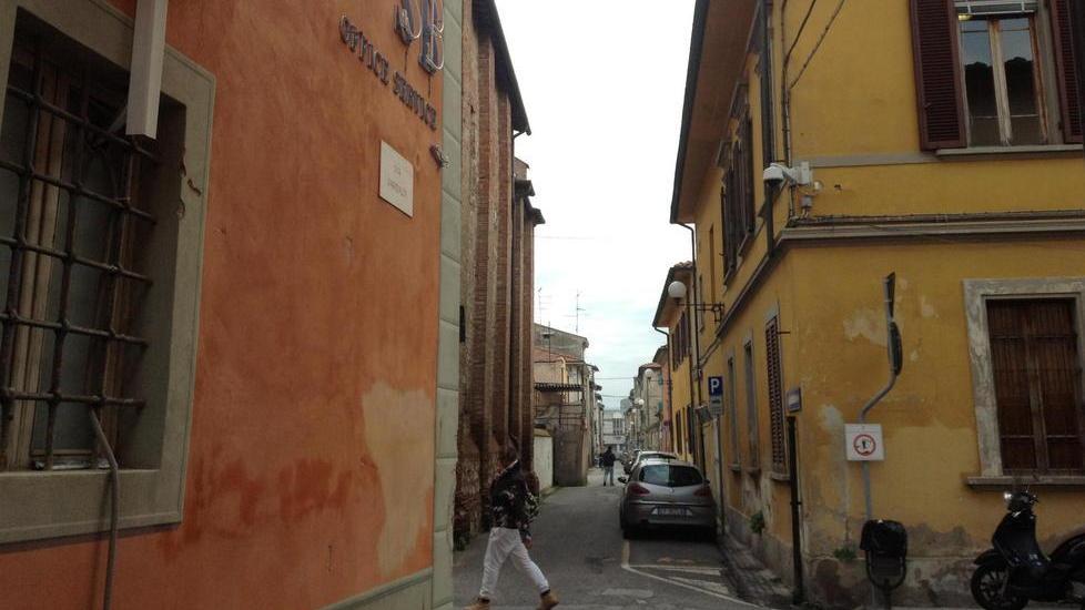 Il varco elettronico in via Garibaldi a Cascina