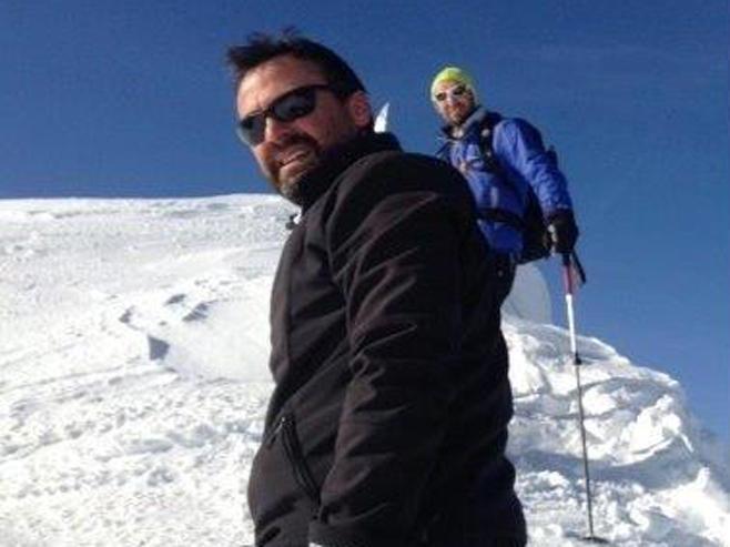 Il sopravvissuto Alessandro Ciabattini (in primo piano) durante un'escursione in montagna con la vittima Cesare Paoletti 