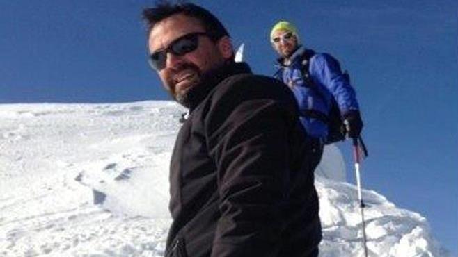 Il sopravvissuto Alessandro Ciabattini (in primo piano) durante un'escursione in montagna con la vittima Cesare Paoletti