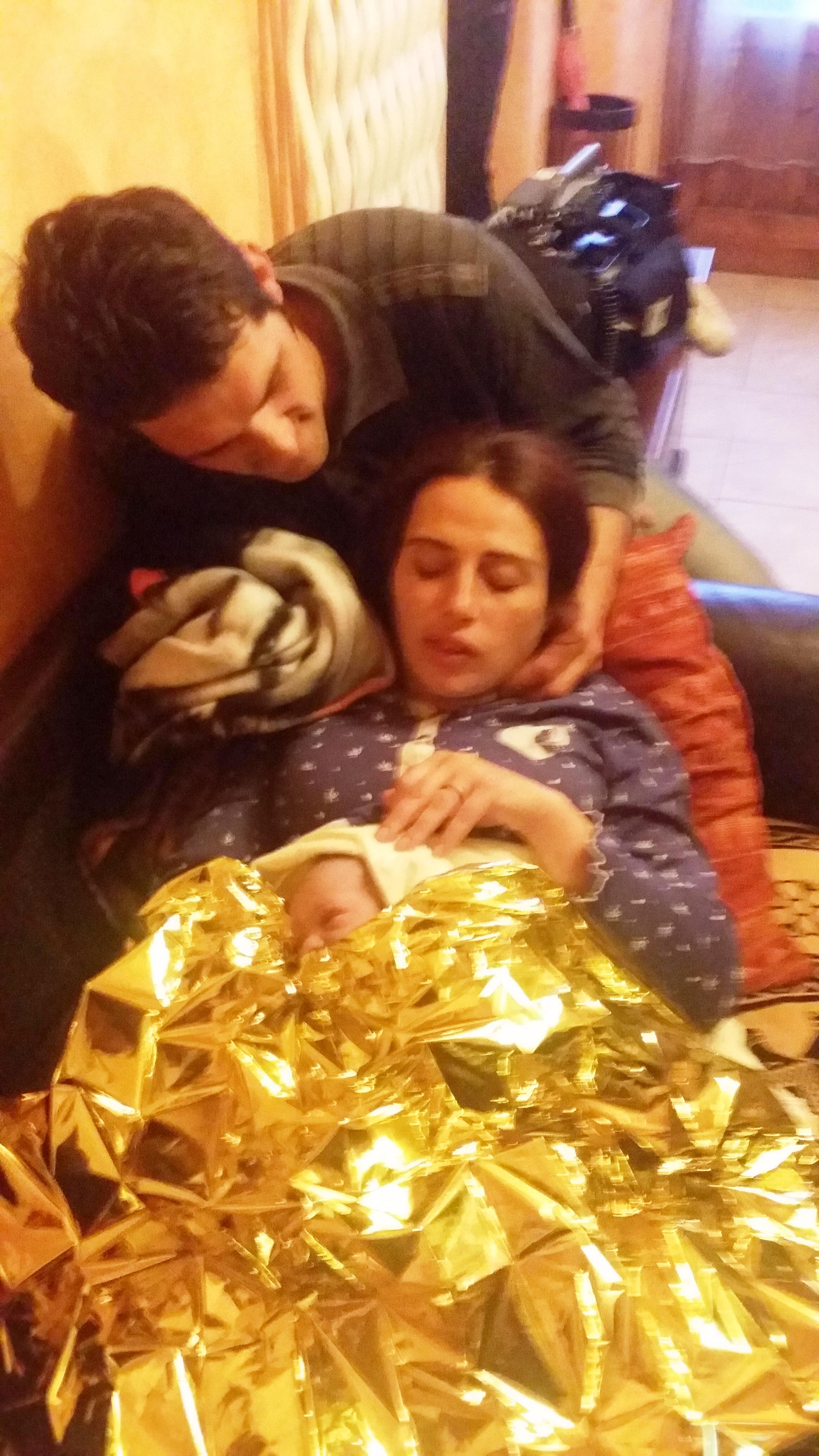 I genitori con il piccolo Jago nel salotto di casa